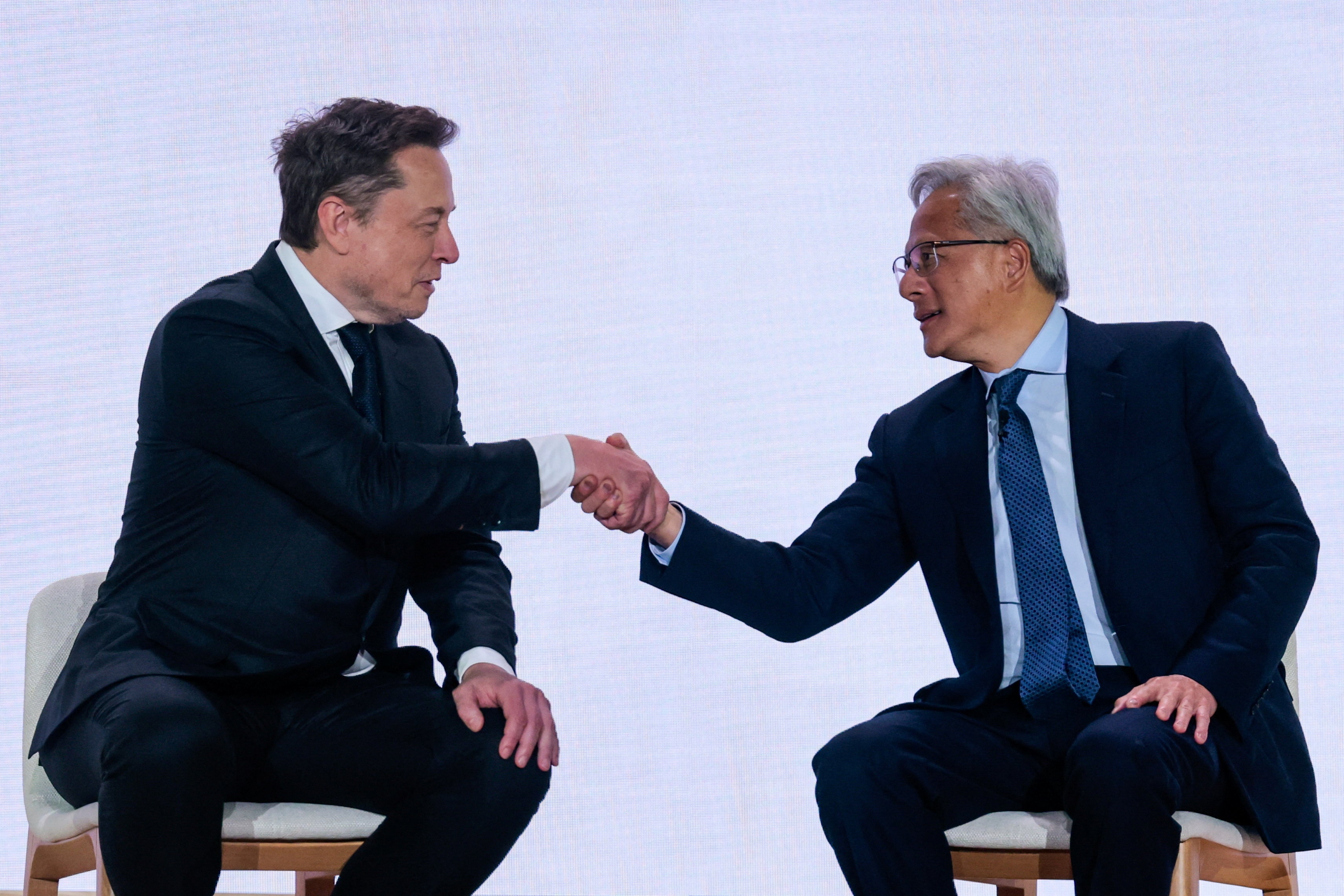Elon Musk và Jensen Huang bất đồng về tương lai của hạ tầng AI