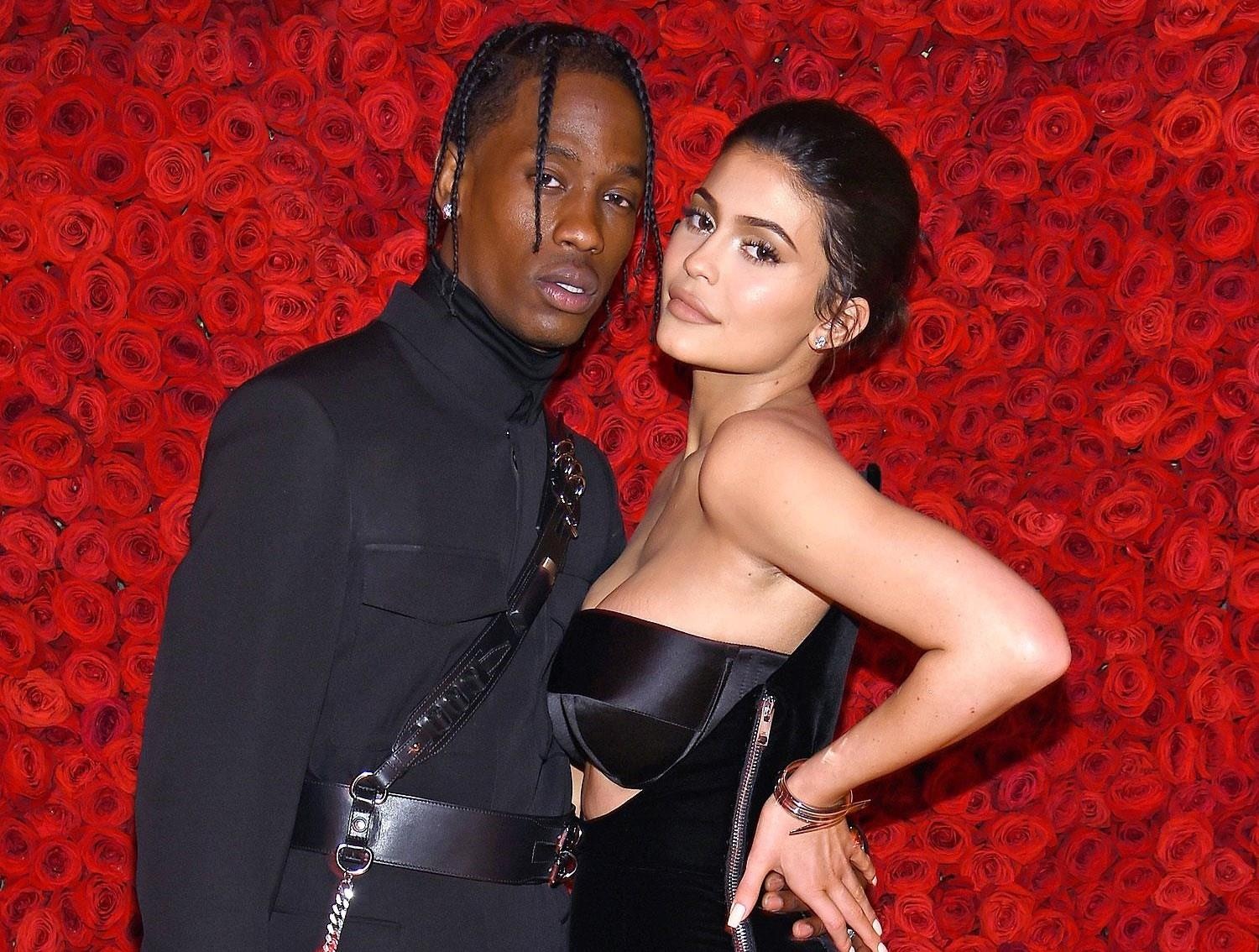 Travis Scott ninh Kylie Jenner tren san khau sau tin don ngoai tinh hinh anh