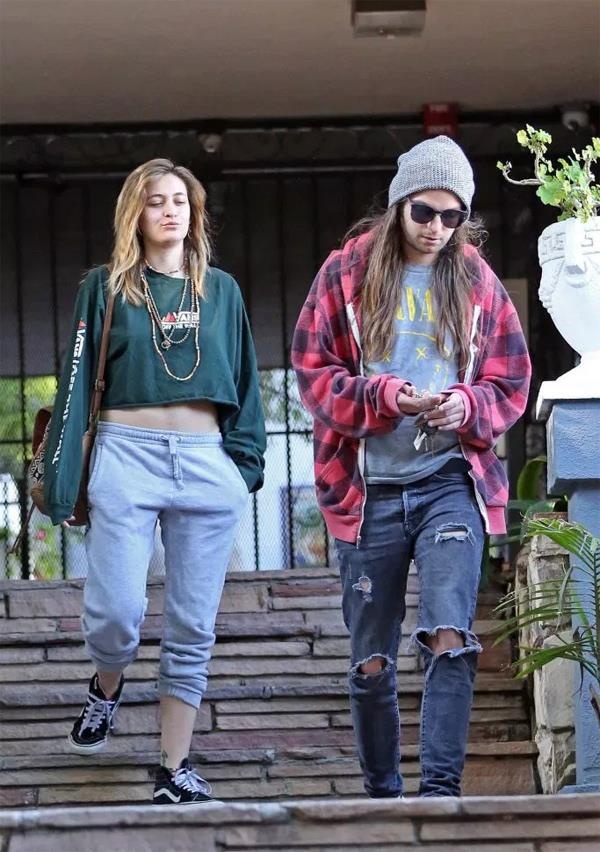 con gai Michael Jackson dao pho voi ban trai anh 2