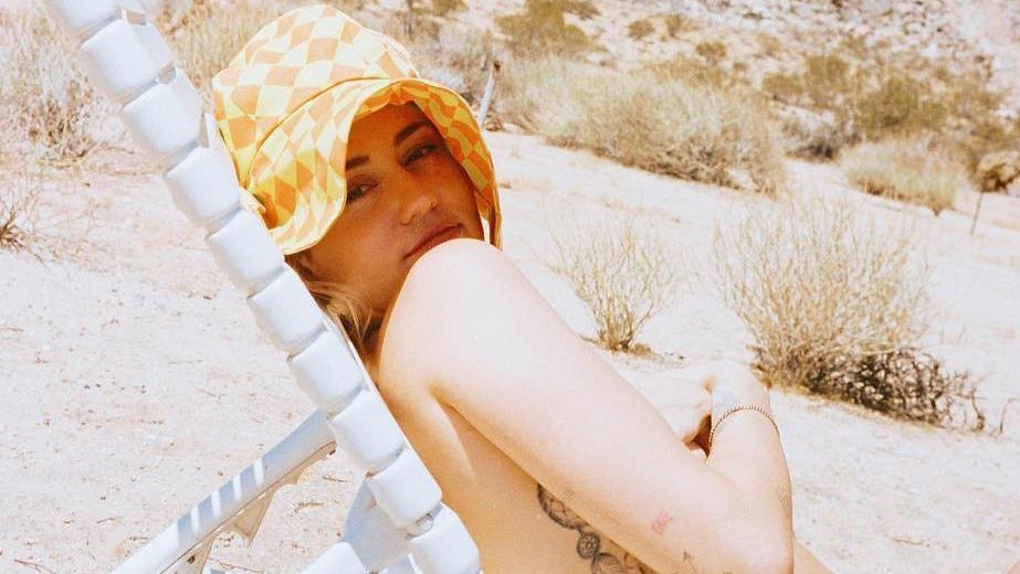 Miley Cyrus dang anh khoa than tao bao giua sa mac hinh anh