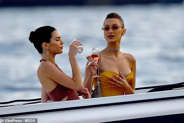 Sau Cannes, Kendall Jenner nghi ngoi sang chanh tren bien hinh anh