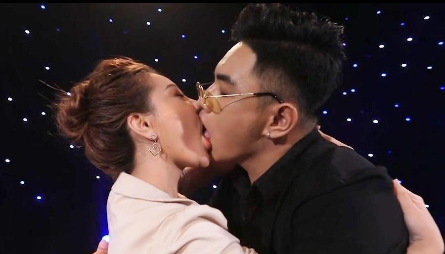 Nhung canh hon phan cam trong Lua chon cua trai tim hinh anh