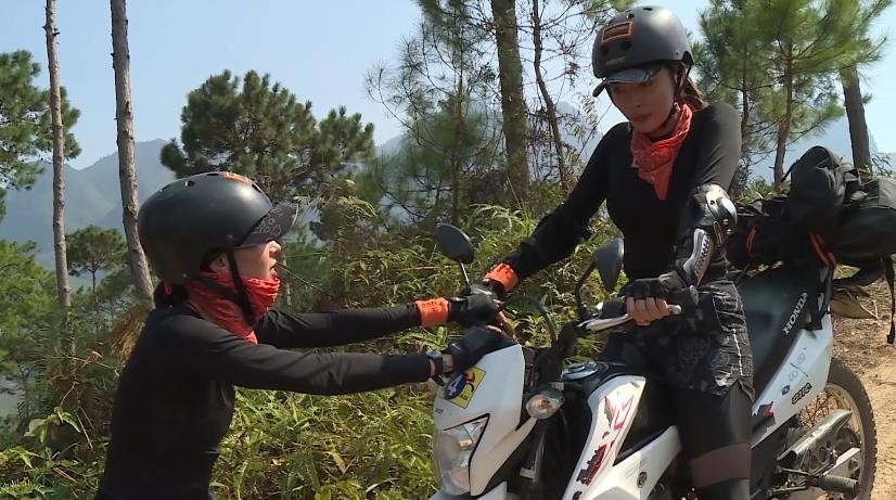 Ky Duyen khoc nuc no khi dieu khien xe vuot dia hinh hinh anh