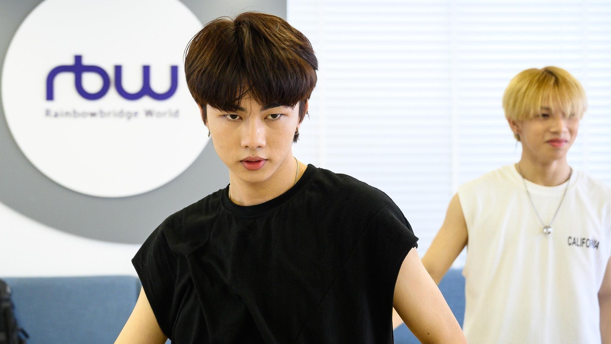 Nhom nhac nam D1Verse no luc tap luyen truoc ngay ra mat hinh anh