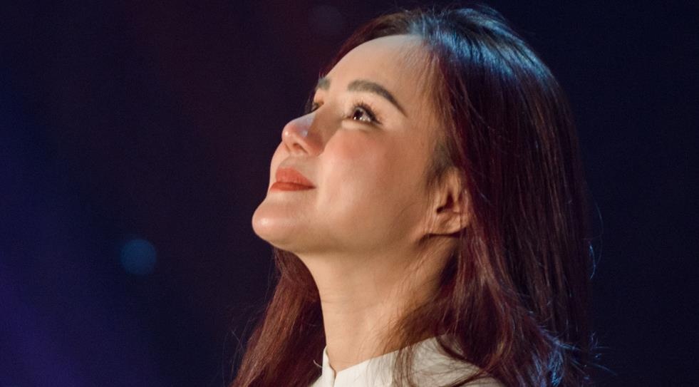 Vy Oanh bat khoc tren san khau hinh anh