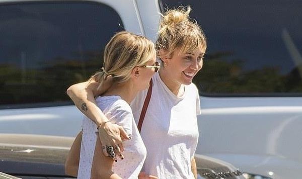 Miley Cyrus vui ve di choi cung ban gai tin don hinh anh