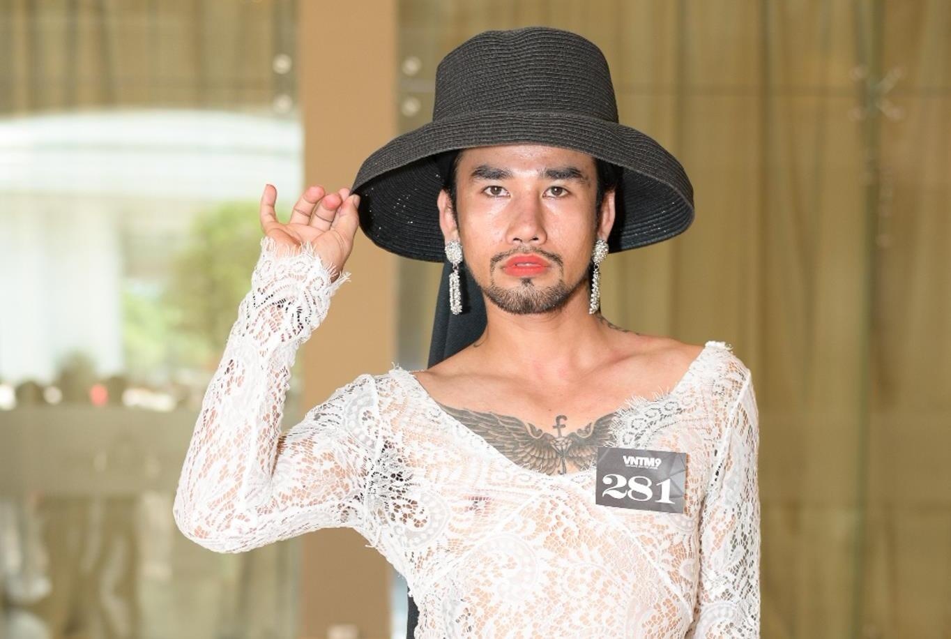 Thi sinh nam dien vay ren, mac loe loet o Vietnam's Next Top Model hinh anh