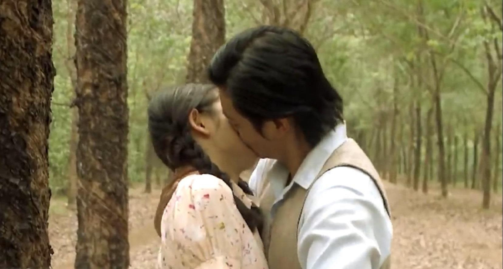 Thanh Binh cuong hon em gai cung me khac cha o 'Tieng set trong mua' hinh anh