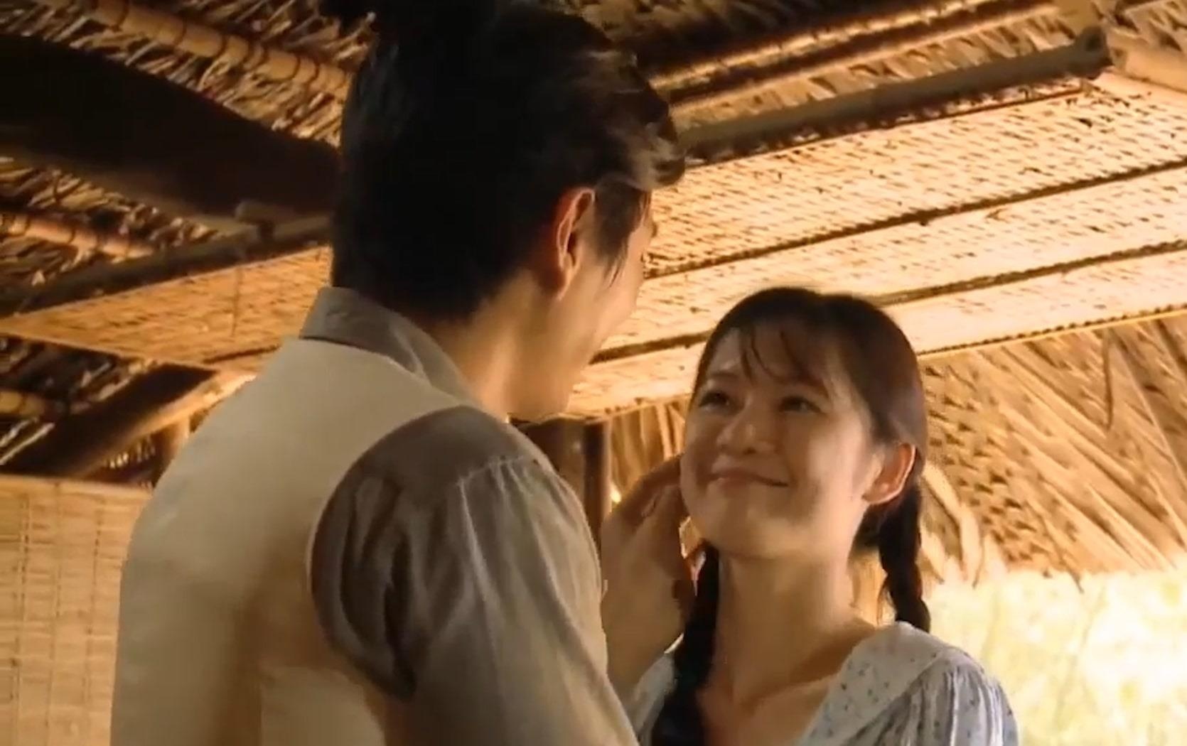 'Tieng set trong mua': Thanh Binh cau hon em gai cung me khac cha hinh anh