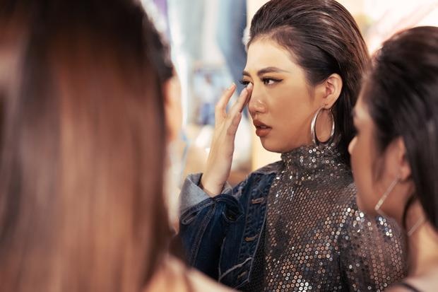 Khan gia buc xuc vi Hoa hau Hoan vu Viet Nam nhieu chieu tro hinh anh