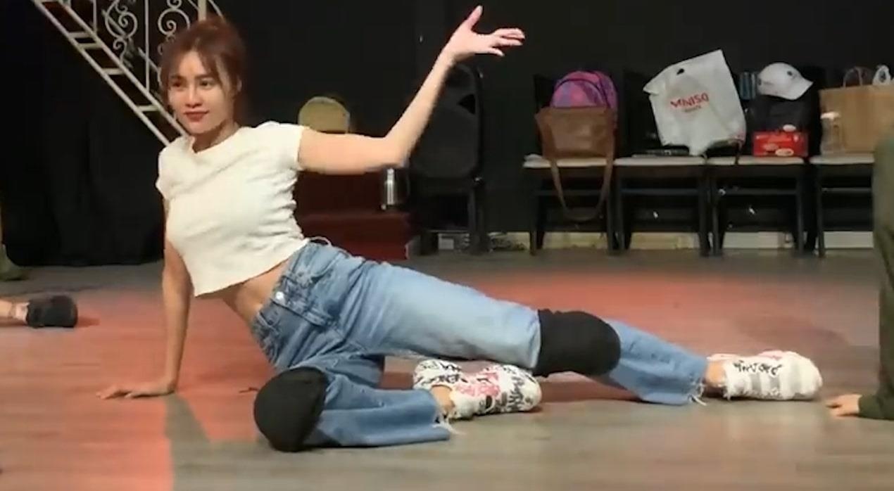 Ninh Duong Lan Ngoc khoe vong eo con kien khi tap nhay hinh anh