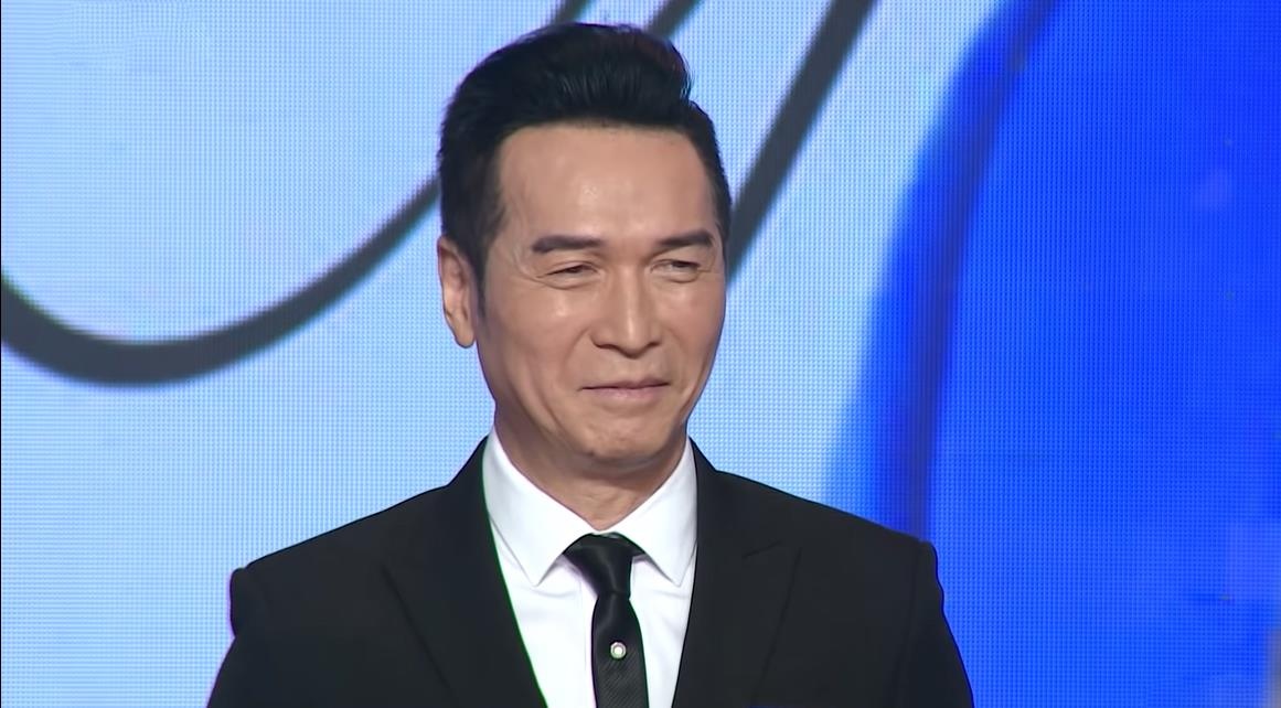 Nguyen Hung giu phong do khi hat 'Chi rieng minh ta' sau 20 nam hinh anh