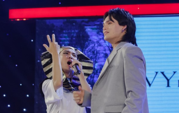 Nguyen Tran Trung Quan hat live 'Tu tam' voi giong ca tham hoa hinh anh