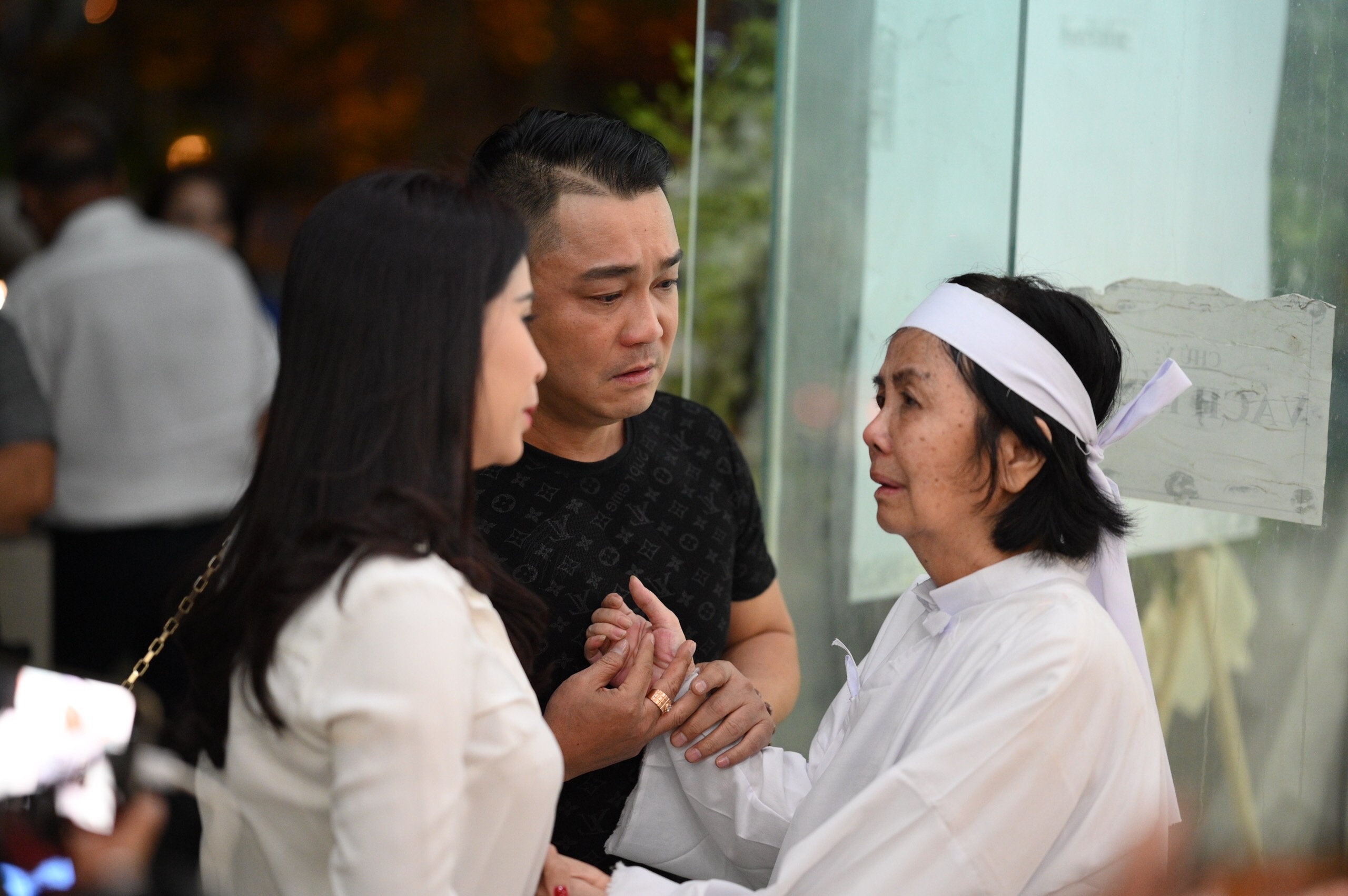 Ly Hung, Van Son va cac nghe si den vieng NSUT Chanh Tin hinh anh