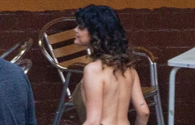 Selena Gomez khoe lung tran quyen ru hinh anh