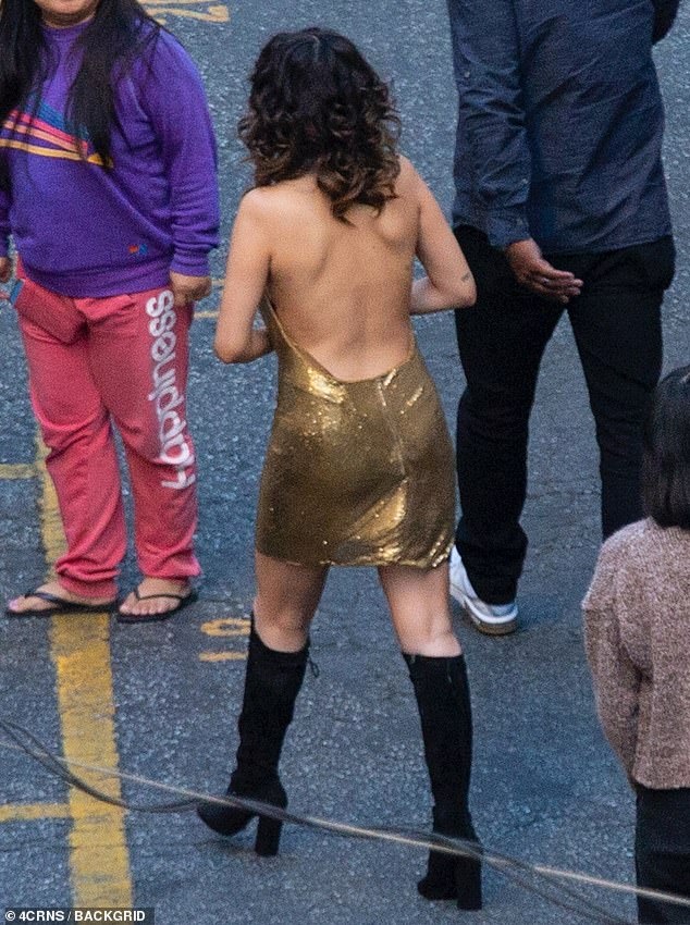 selena gomez khoe lưng trần ảnh 2 selena gomez khoe lung tran anh 2