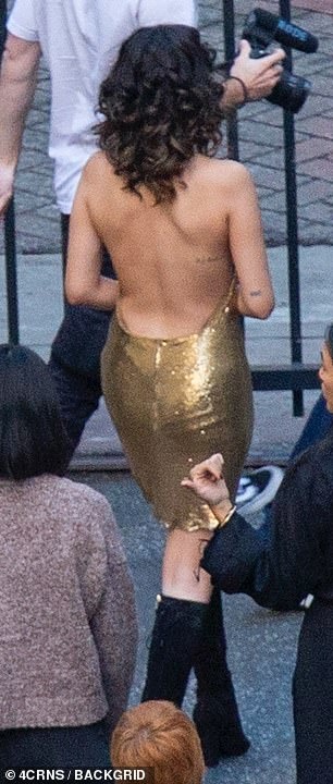 selena gomez khoe lưng trần ảnh 3 selena gomez khoe lung tran anh 3