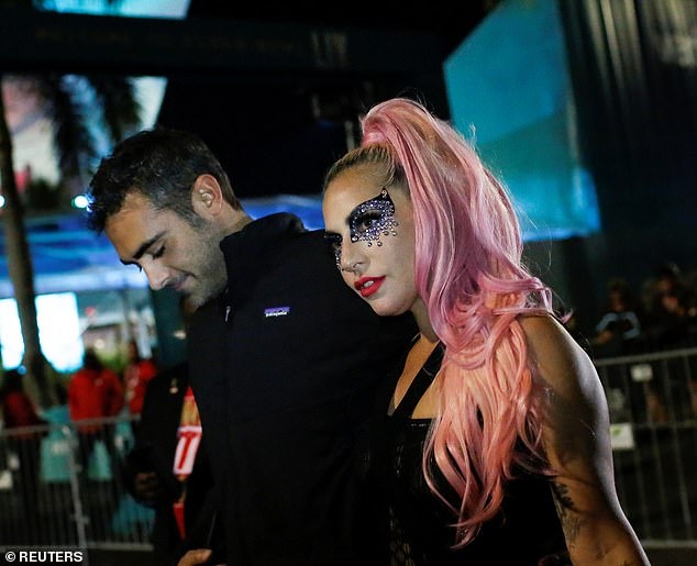 lady gaga công khai bạn trai ảnh 2 lady gaga cong khai ban trai anh 2
