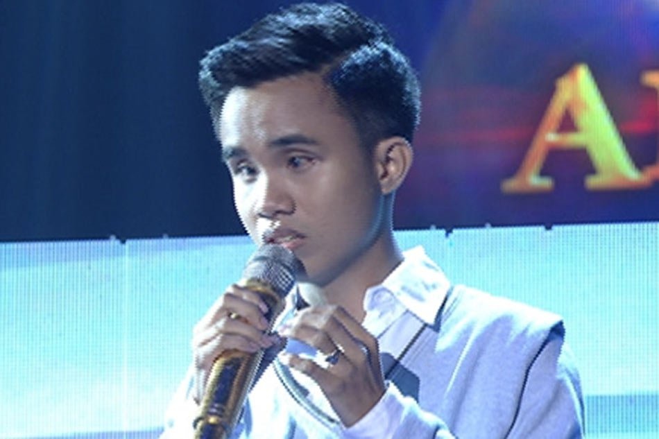 Chang trai khiem thi gay sot khi cat giong thu micro hinh anh