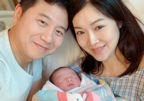 Hoa hau tai tieng Hong Kong sinh con thu 3 hinh anh