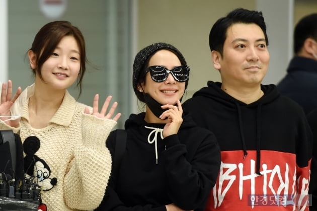 Dan sao 'Ky sinh trung' duoc chao don khi ve nuoc hinh anh