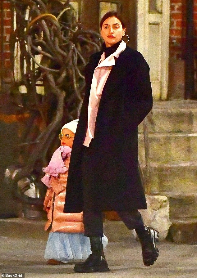 Irina Shayk đi chơi valentine cùng con gái ảnh 1 Irina Shayk di choi valentine cung con gai anh 1