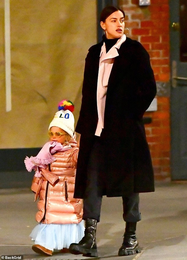 Irina Shayk đi chơi valentine cùng con gái ảnh 2 Irina Shayk di choi valentine cung con gai anh 2