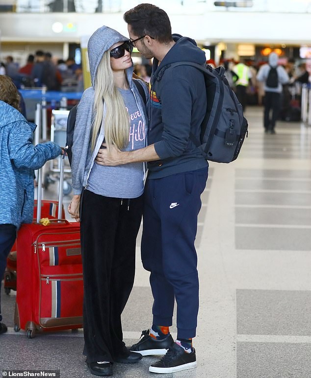 paris hilton công khai bạn trai ảnh 2 paris hilton cong khai ban trai anh 2