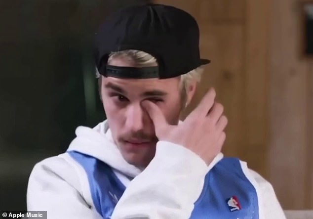 Justin Bieber khoc khi phong van hinh anh