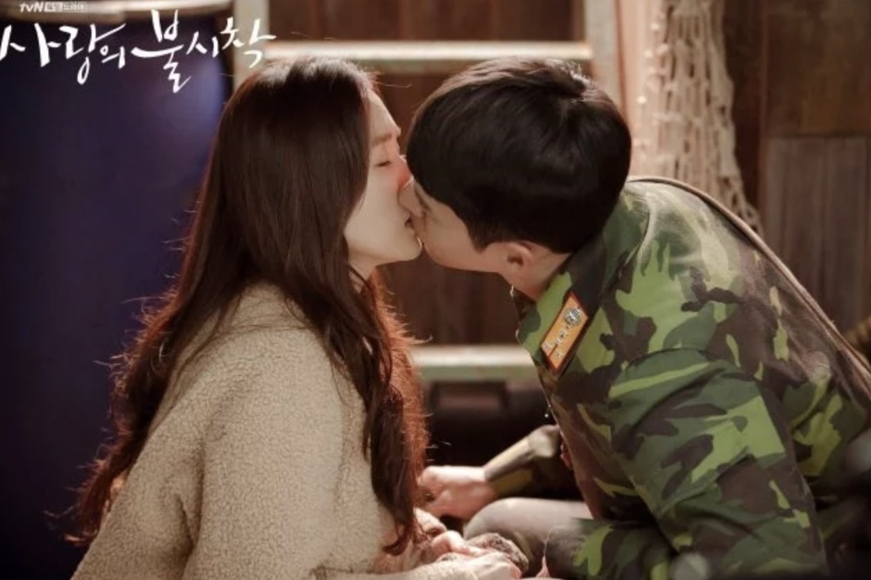 Hyun Bin va Son Ye Jin than thiet o hau truong 'Ha canh noi anh' hinh anh