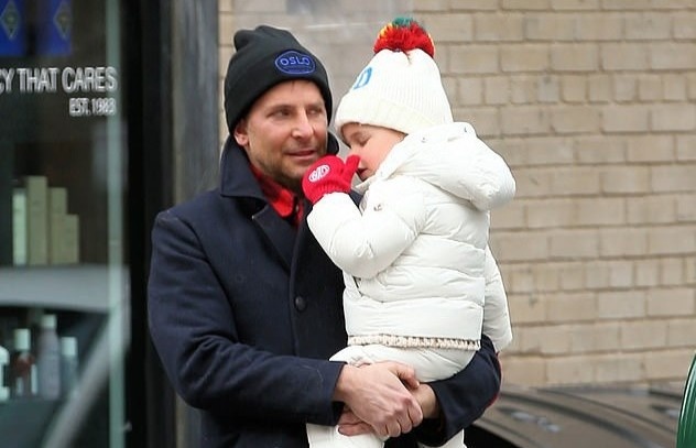Bradley Cooper chia thoi gian cham con voi Irina Shayk hinh anh