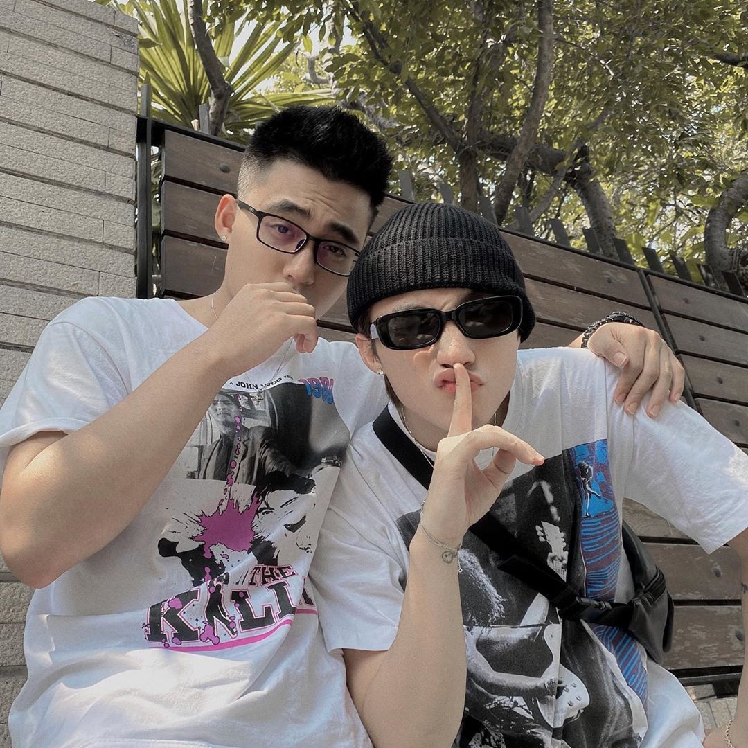 son tung va em trai anh 1