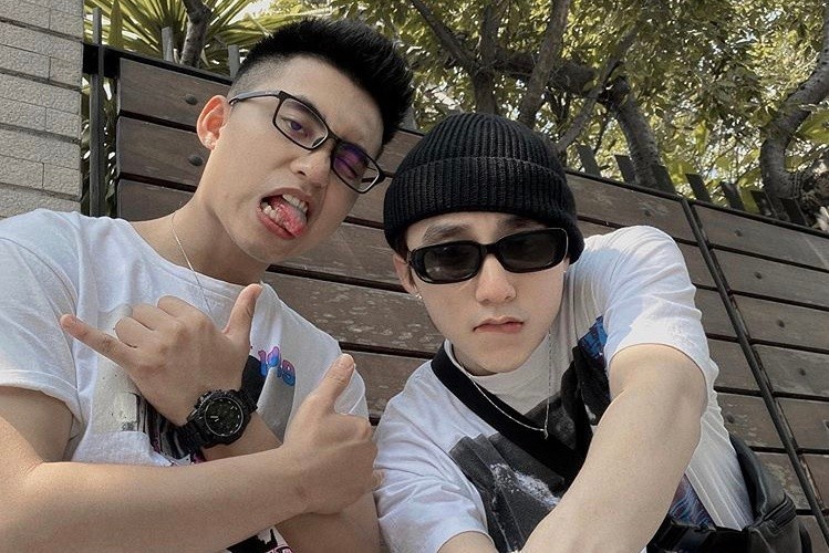 Son Tung M-TP dang anh cung em trai hinh anh