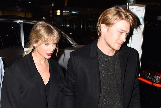 Taylor Swift va ban trai ne ong kinh hinh anh