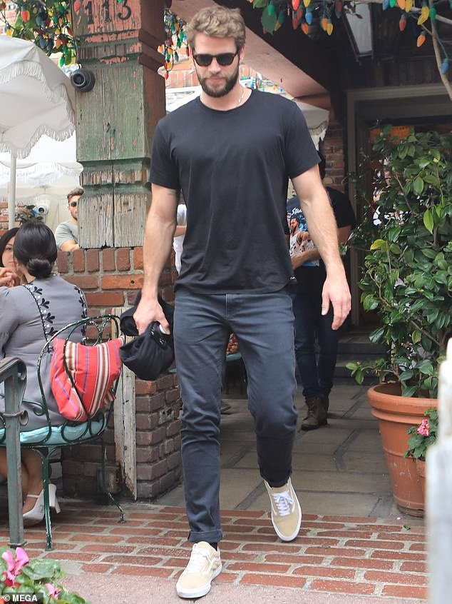 liam hemsworth va ban gai anh 1