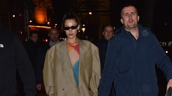 Gia dinh Bella Hadid to chuc tiec o Paris khi ben ngoai dang bieu tinh hinh anh