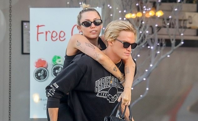 Miley Cyrus va ban trai tinh cam tren pho hinh anh