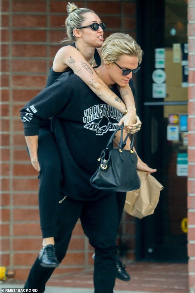 miley cyrus hẹn hò cody simpson ảnh 2 miley cyrus hen ho cody simpson anh 2