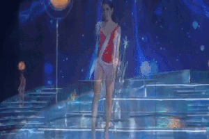 Thi sinh Hoa hau Chuyen gioi Quoc te catwalk nhu di cho hinh anh