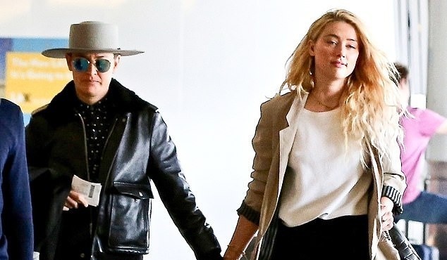 Amber Heard the hien tinh cam voi ban gai o san bay hinh anh