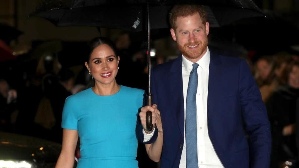 Meghan Markle bi chi trich tho lo vi co tinh lan at chong hinh anh