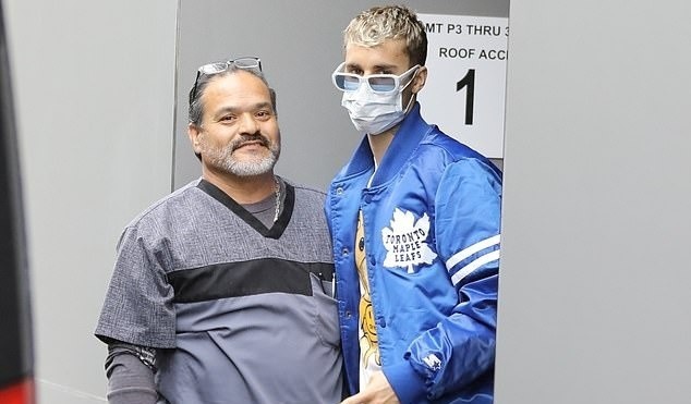 Justin Bieber deo khau trang den trung tam y te hinh anh