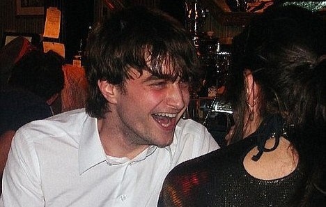 Daniel Radcliffe: 'Harry Potter da bien toi thanh ke nghien ruou' hinh anh