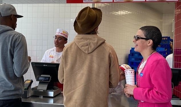 Brad Pitt hen ho voi nguoi dep kem tuoi hinh anh