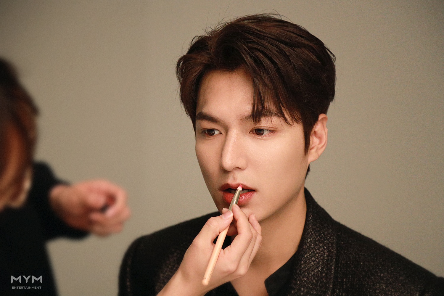 Lee Min Ho tro lai voi loat anh hau truong phim hinh anh