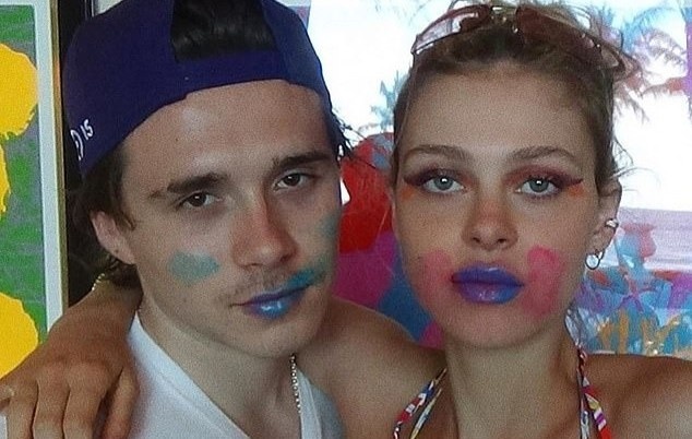 Brooklyn Beckham va ban gai dinh nhau nhu sam hinh anh