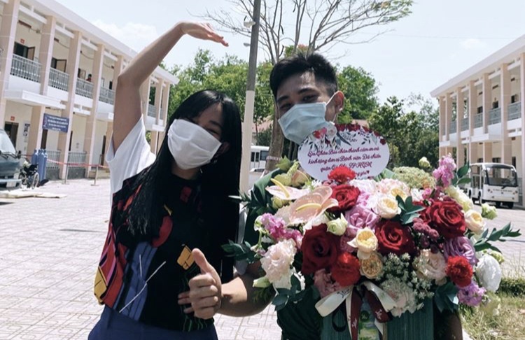 Chau Bui tang 140 cay quat, 1.000 chai nuoc rua tay cho khu cach ly hinh anh