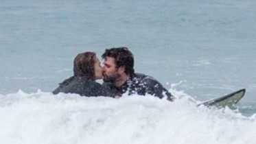 Liam Hemsworth hon ban gai giua bien hinh anh