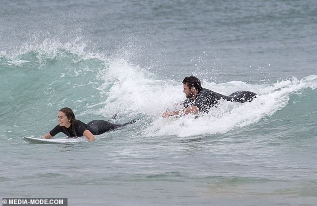 liam hemsworth va ban gai anh 1