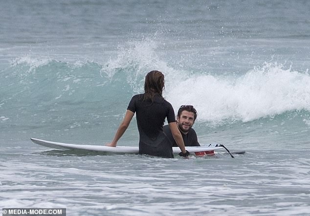 liam hemsworth va ban gai anh 2